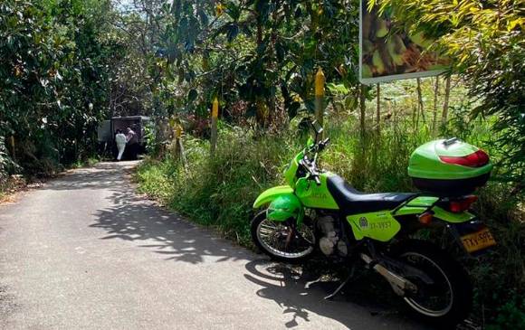 La víctima fue abandonada por los asesinos en una vereda de Santa Elena, en el oriente de Medellín, envuelta en una sábana. FOTO: ANDRÉS OSORIO GARCÍA.