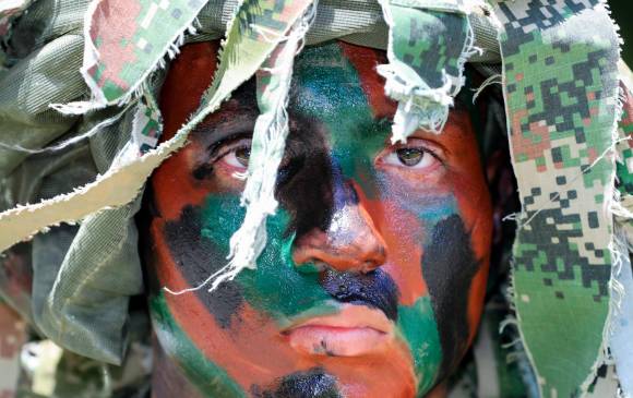 Soldado con su rostro pintado. FOTO. Jaime Pérez