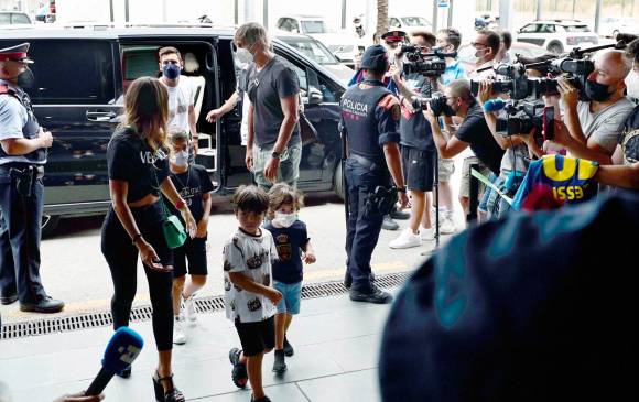 Messi viajó este martes a París acompañado de toda su familia. FOTO EFE