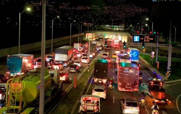 Esta imagen es sobre las 7:00 p.m. en la avenida Regional, a la altura del soterrado del río, el taco va hasta la entrada a la autopista Medellín Bogotá. Foto Juan Antonio Sánchez.