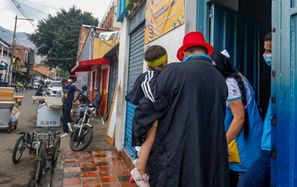 La sede comenzó a operar el lunes con 250 niños. Casi todos son hijos de migrantes y viven en inquilinatos cercanos. Vecinos dicen que la niñez estaba desprotegida. FOTO manuel saldarriaga
