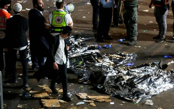 Otro centenar de personas resultó herida tras la estampida. FOTO EFE
