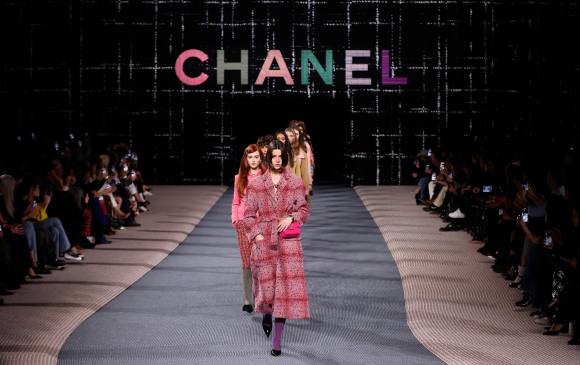 Modelos presentan las colecciones de mujer de otoño/invierno 2022/23 de la diseñadora francesa Virginie Viard para la marca Chanel durante la Semana de la Moda en París, este martes. FOTOS EFE/ Ian Langsdon