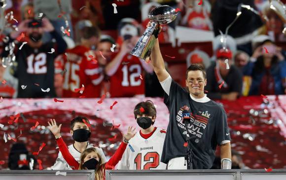 Brady, de 43 años, se convirtió en el primer jugador de un equipo de la NFL, MLB, NBA o NHL en ganar títulos para dos equipos diferentes después de cumplir 40 años. FOTO EFE