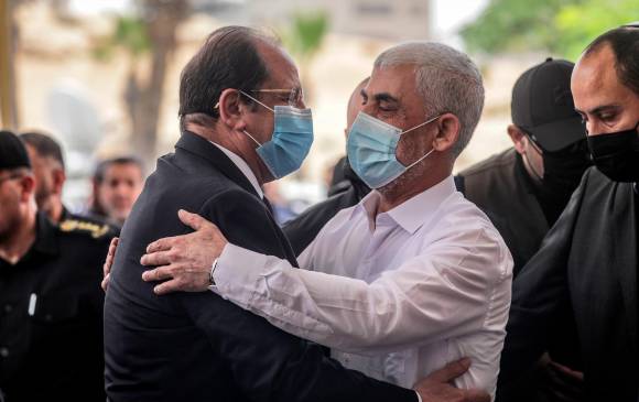 Abbas Kamel, director de Inteligencia de Egipto, en su encuentro con el líder de Hamás, Yahya Al-Sinwar. FOTO EFE