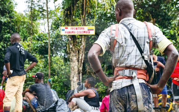Al llegar a la frontera colombo-panameña, los migrantes tratan de ocultar entre sus pertenencias el dinero que llevan para sobrevivir hasta lograr su paso a Estados Unidos. 