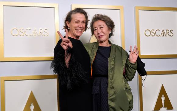 Las actrices Frances McDormand (izquierda) y la Youn Yuh-jung (derecha) fueron unas de las ganadores de la noche, por su papeles en Nomadland y Minari, respectivamente. FOTO EFE