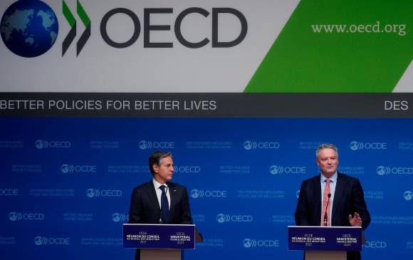 El secretario general de la Ocde, Mathias Cormann (derecha) , y el secretario de Estado de los Estados Unidos, Anthony Blinken, celebran una conferencia de prensa de clausura en la reunión 60 ministerial de la Ocde en París. FOTO EFE