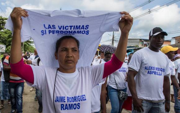 El 30 de septiembre de 2016 se llevó a cabo un acto simbólico de perdón entre los exjefes de las Farc y las víctimas de la masacre en La Chinita; que hoy conmemora 27 años. FOTO: Archivo Róbinson Sáenz
