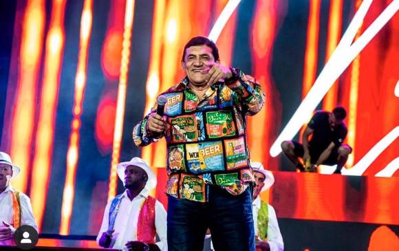 Poncho Zuleta le salió al paso a las reacciones que tuvo el saludo que le envió a Gustavo Petro en un concierto en Barranquilla. Foto: Tomada del Twitter de Poncho Zuleta.