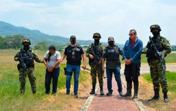 Los dos presuntos integrantes del ElLN fueron capturados en zona rural de Tame, Arauca. Cortesía: Ejército Nacional