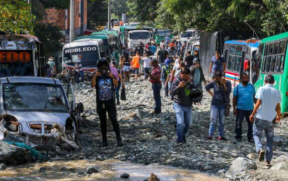 Varias calles de El Diamante, Aures y Bello Horizonte sintieron la fuerza de las lluvias y la falta de atención a las quebradas. FOTO EDWIN BUSTAMANTE Y JULIO CÉSAR HERRERA