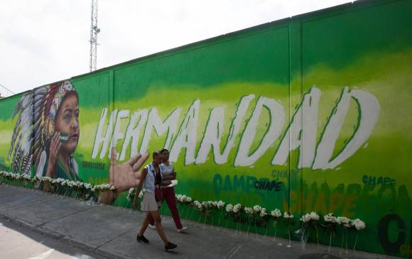 En 2017 se selló la hermandad con Chapecó (Brasil), tras el accidente aéreo del equipo de fútbol. Este mural fue pintado en la unidad deportiva. FOTO MANUEL SALDARRIAGA