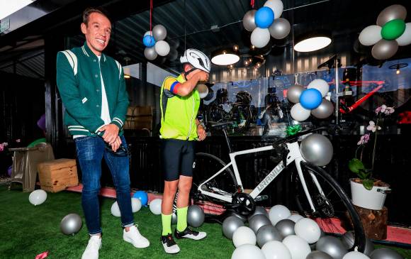 Ángel no pudo contener sus lágrimas luego de que Urán le obsequiara una bicicleta. En medio de la emoción, Rigo le dio consejos, entre ellos seguir dedicado al estudio. FOTOS JAIME PÉREZ