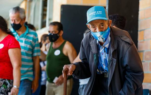 Habitantes de la tercera edad de el barrio Santa Cruz a la espera de que le sea aplicada la vacuna contra el covid. Foto: Manuel Saldarriaga Quintero.