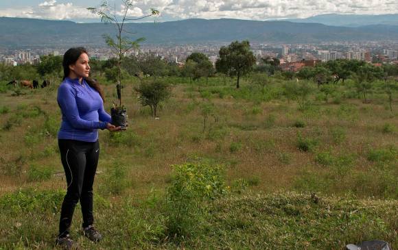 Daniela Gutiérrez, activista boliviana de la organización “Yo planto un arbolito”, en Cochabamba (Bolivia). FOTO EFE/ Jorge Abrego
