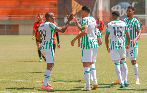 Dorlan Pabón ya se estrenó con el equipo e hizo una buena sociedad con Jéfferson Duque, que sigue siendo el capitán. Se espera que el verde resuelva pronto el lío en Dimayor. FOTO Cortesía Nacional 
