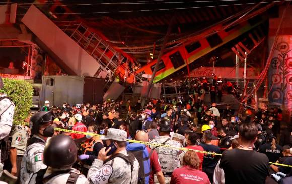 Dos vagones de la Línea 12 del metro de Ciudad de México se desplomaron en la noche del lunes. FOTO EFE