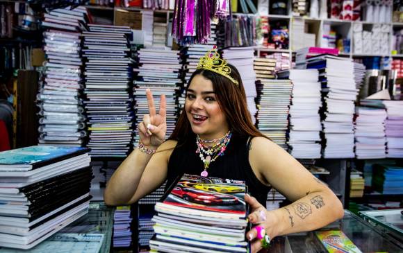 María Giraldo trabaja en una papelería en el Centro de Medellín, experiencia que muestra en sus redes sociales. FOTO Jaime Pérez