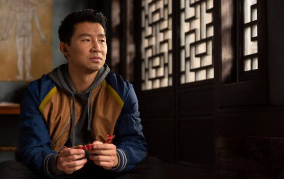 El actor chino-canadiense Simu Liu es el protagonista de esta nueva historia. Su conocimiento de artes marciales influyó mucho en que se quedara con el papel. FOTO cortesía disney