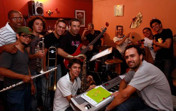 En 2011 en un ensayo de la agrupación en la casa de doña Norelia Vanegas en el barrio Manrique. FOTO edwin bustamante