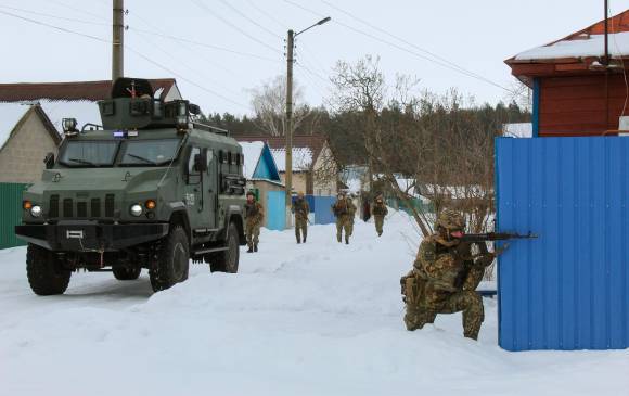 Militares de la Guardia Nacional de Ucrania realizan ejercicios tácticos durante las hostilidades que el país está enfrentando. FOTO EFE