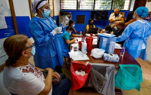 Los usuarios que van a ser vacunados contra el covid, reciben información por parte del personal de la salud sobre los procedimiento de bioseguridad. Foto: Manuel Saldarriaga Quintero.