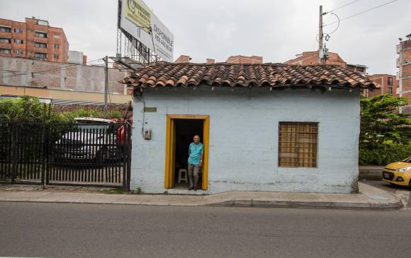 Con más de 60 años de vivir en esta humilde casa, Adelaida Acevedo y Mario Colorado, vieron como la derrumbaban para dar paso al uno de los carriles que estaba interrumpido. FOTO JAIME PÉREZ