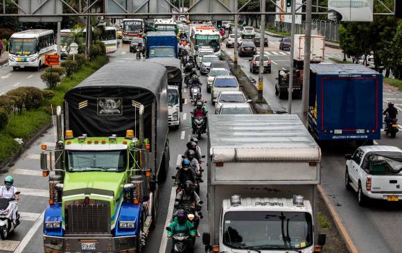 En algunas vías continuaron los trancones este lunes, a pesar de la implementación del pico y placa. FOTO: CAMILO SUÁREZ.