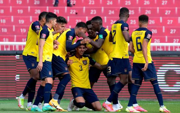 Festejo de los jugadores de Ecuador tras el triunfo que los mantiene bien ubicados en la tabla. FOTO EFE