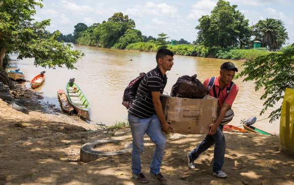 En el círculo alias “Nula”, quien ejerce control en varios pasos informales en la frontera con Venezuela. FOTO Julio César Herrera y La Opinión