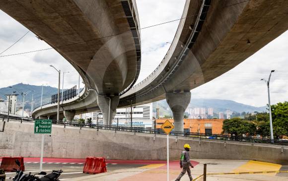 Las obras del intercambio vial comenzaron en junio de 2019 . Según el Área Metropolitana, ayudará a mejorar en un 60% los tiempos de desplazamiento para entrar a Envigado. Foto: Jaime Pérez. 