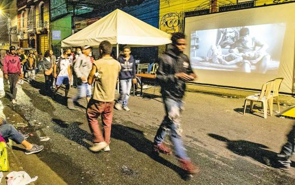 Proyectar cine para los habitantes de la calle