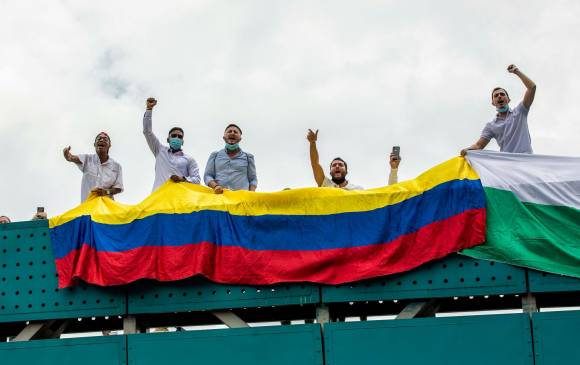 Algunos asistentes entonaron el himno nacional, izaron banderas del país desde el puentes de la avenida ferrocarril. Foto: Foto: Camilo Suárez.