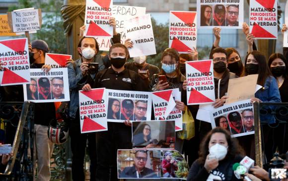 Varios periodistas y organizaciones sociales se manifestarone en las calles contra el asesinato de tres reporteros en México. FOTO AFP
