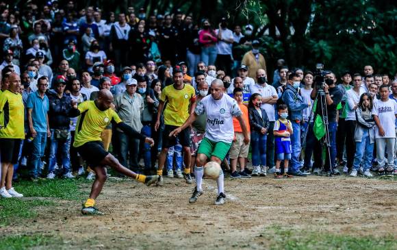 Freddy Grisales jugó un amistoso en Itagüí con varias figuras, convocados por Choto Cortés. Allí se reencontró con conocidos, entre ellos Tressor Moreno y Cristian Marrugo. FOTO jaime pérez