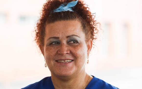Alba Rocío Montoya tiene 58 años y lleva 28 trabajando en el Hospital General de Medellín. Foto Manuel Saldarriaga