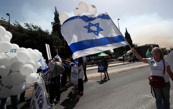 En las calles de Israel, algunos partidarios del Gobierno entrante celebran el cambio de mandato. Foto: EFE.
