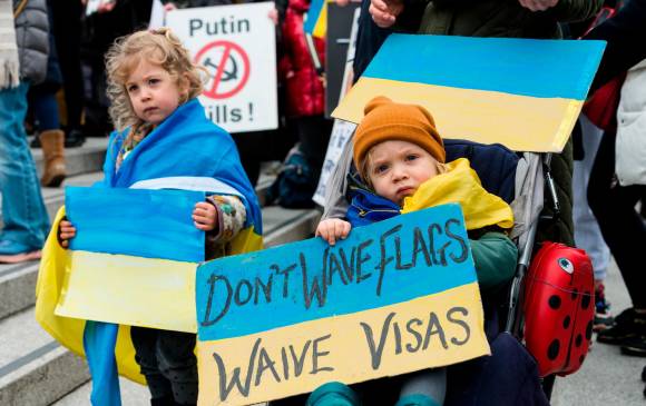Ciudadanos ucranianos se manifiestan en Londres, Inglaterra, pidiendo el apoyo británico 