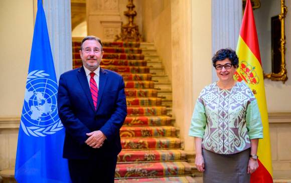 El administrador del Programa para el Desarrollo de Naciones Unidas (PNUD), Achim Steiner, junto a la ministra de Exteriores de España, Arancha González, reunidos este lunes en Madrid. FOTO: Tomada de Twitter (@MAECgob)