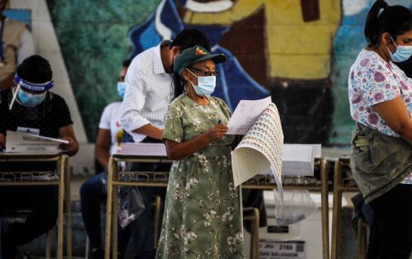 El retraso en la apertura de los centros de votación por una falla de las credenciales generó largas filas en la mañana en algunos centros de votación de El Salvador. FOTO Getty