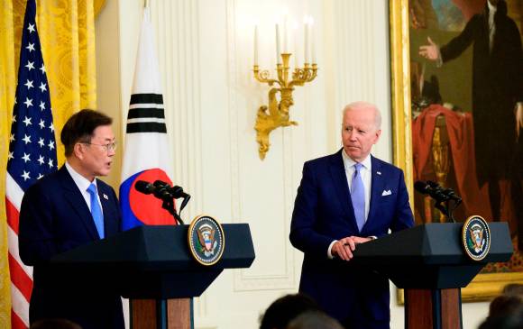 En un encuentro con su homólogo surcoreano, Moon Jae-In, Joe Biden anunció que su país producirá 1.000 millones de vacunas para distribuir al mundo. FOTO AGENCIA EFE