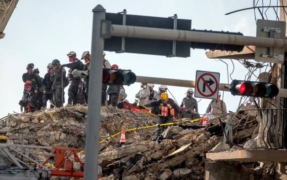 Las labores de búsqueda de desaparecidos continúan entre los escombros del edificio Surfside. FOTO EFE
