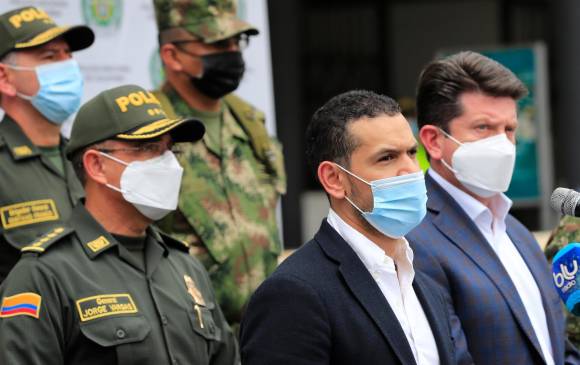 Las investigaciones fueron anunciadas por el general Jorge Luis Vargas (en la izquierda en la foto), director de la Policía Nacional, tras un consejo de seguridad en Medellín. FOTO Jaime pérez