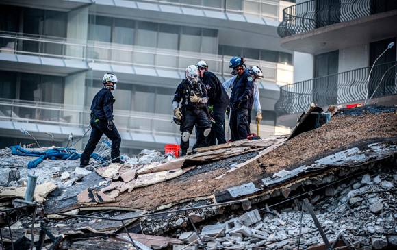 Bajo los escombros permanecen ,los cuerpos de 86 personas. La cifra de muertos es de 54. FOTO EFE/ Giorgio Viera