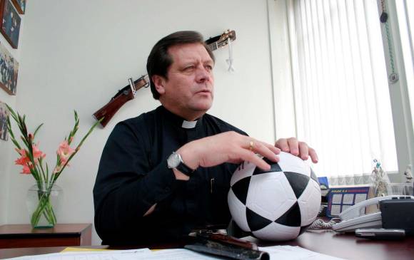 Monseñor Alirio López Aguilera, quien fue un defensor del fútbol en paz y trabajó con las barras de Santa Fe y Millonarios murió esta martes. FOTO COLPRENSA