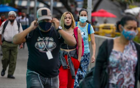 Solo en puente peatonal de la estación Acevedo se evidenció como algunas personas no usan adecuadamente el tapabocas o lo peor no lo utilizan. Foto Manuel Saldarriaga Quintero.