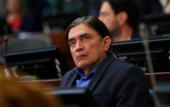 El senador Gustavo Bolívar dijo que se iría del país por cuestiones de seguridad y que seguirá con sus funciones de senador desde el exterior. FOTO: COLPRENSA