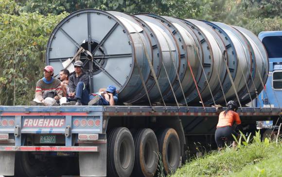 En un camión similar al de la foto iban los tres jóvenes accidentados el lunes. Dos de ellos murieron. FOTO manuel saldarriaga