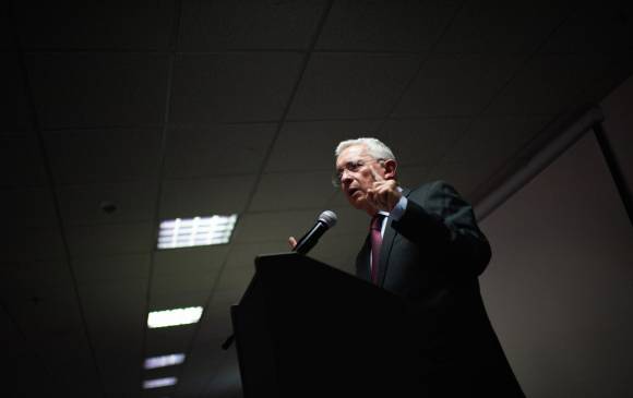 El expresidente Álvaro Uribe rinde un proceso ante la justicia por presunto fraude procesal y manipulación a testigos, en el que también está metido su abogado Diego Cadena. FOTO GETTY